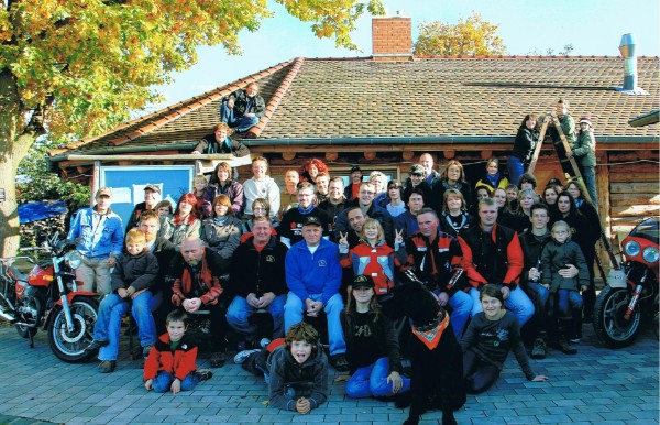 Gruppenbild vor dem Vereinsheim