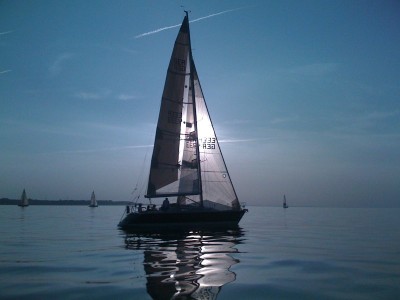 Yacht vor Sonne