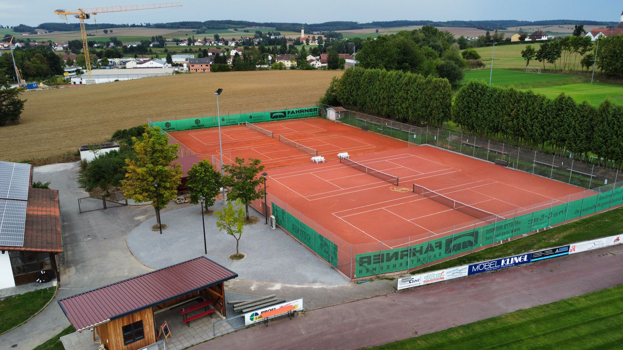 Komplettansicht: Die Tennisanlage fügt sich gut in das Gesamtbild der Anlagen im Sportzentrum Igeltal ein. Links das Vereinsheim mit Vereinsgaststätte, im Vordergrund der Hauptplatz und rechts die beiden Fußballtrainingsplätze.