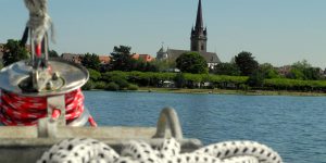 Clubboot mit Panorama von Radolfzell